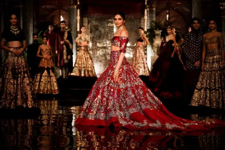 Manish Malhotra Bride Stuns In A Scarlet Red Lehenga Adorned With 'Dori'  And Sequins Embroidery