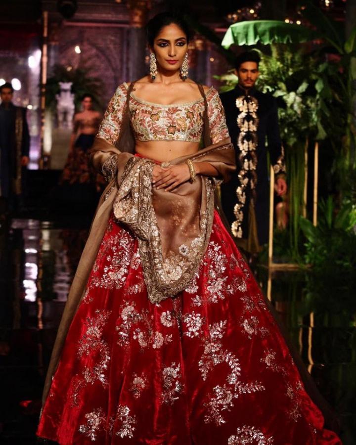 Isha Ambani Exudes Royalty In Manish Malhotra Red Shimmery Fit And Emerald  Jewellery | Zoom TV