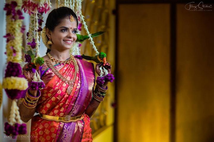 https://cdn0.weddingwire.in/article-gallery-o/00000/original/1280/jpg/articulos-india/2019/non-troncales/how-to-drape-silk-saree/focus-studio-drape-silk-saree-pleated-pallu.jpeg