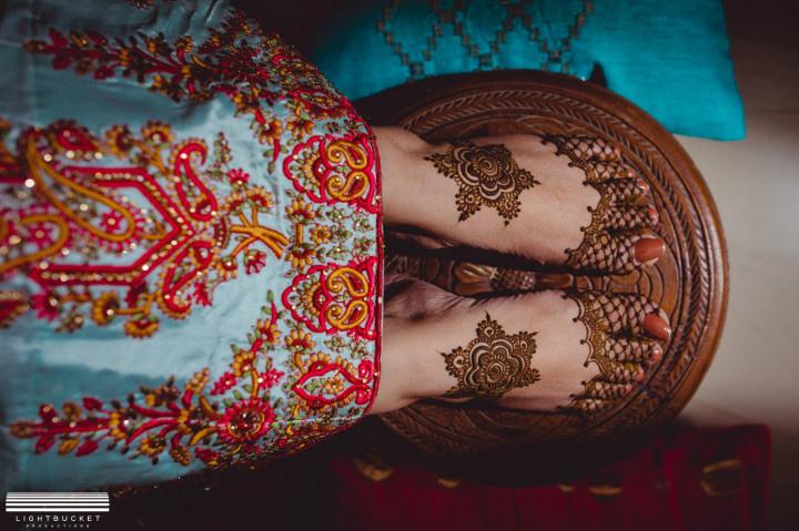 Stylish khafif mehndi design - mehndidesign