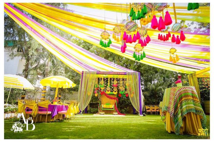 Beautiful floral Mehendi Backdrop decor to save for your Intimate ceremony!  | Haldi decoration ideas, Small wedding decor, Wedding background decoration