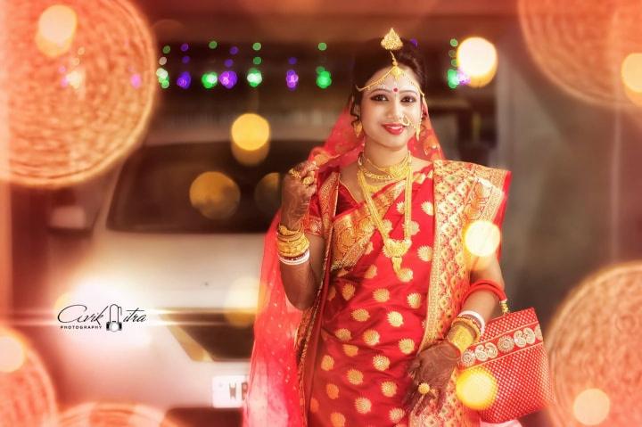 A Beautiful Bengali Bride In A Banarasi Saree | Gold maang tikka design,  Tikka designs, Maang tikka design