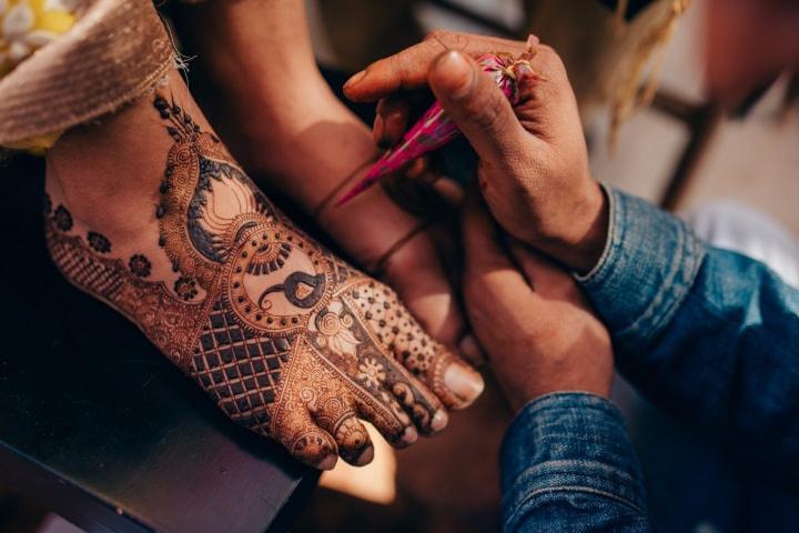 30 Flaunt-worthy Back Hand Mehendi Designs Indian Brides will Love! |  WeddingBazaar