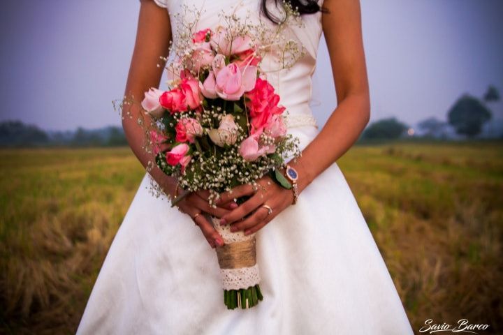 How To Pose With A Flower Stem For Instagram