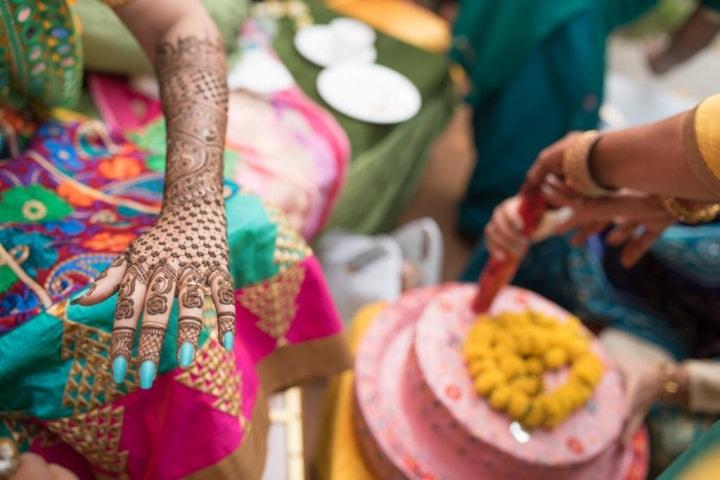 This Surat-based mehndi function was a rich carnival of colors