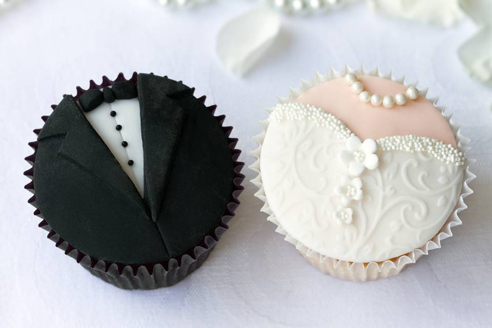 Craving Already? 7 Custom Cakes To Delight Your Wedding Day Fancy, Plus Best Ways To Present Them
