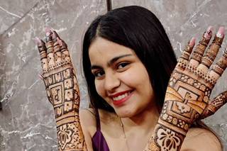 back hand mehndi design photo