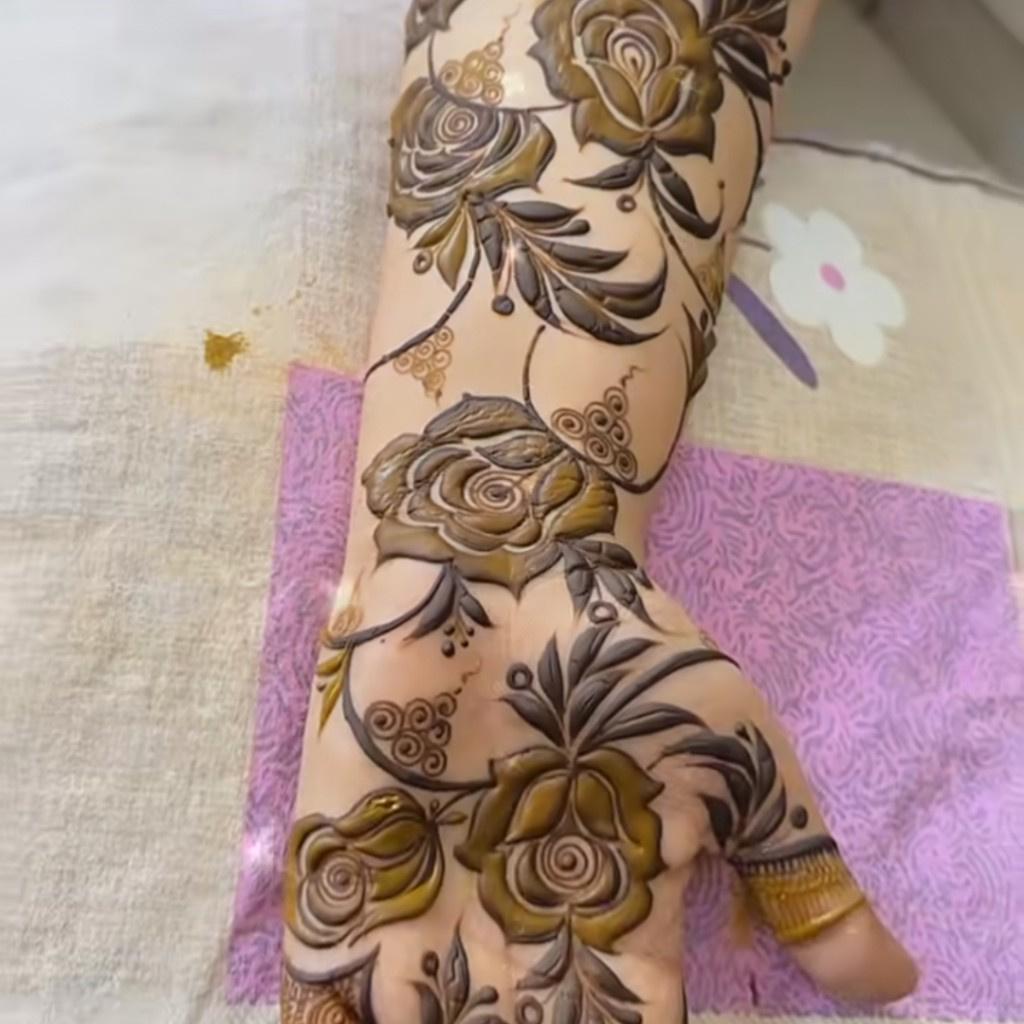 new stylish flower mehndi design