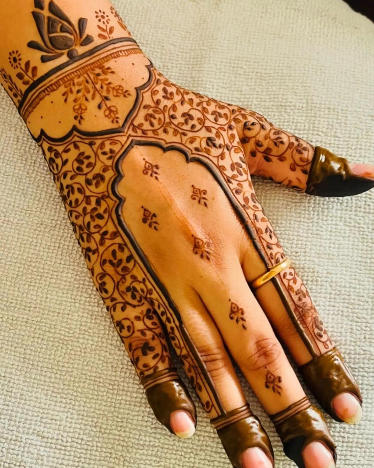 instagram stylish back hand mehndi designs