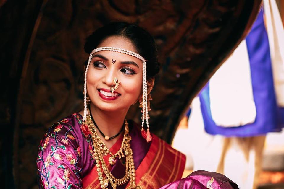 Marathi Bride Wore Nauvari Saree With Goddess Rukmini Motif, Flaunts Unique  'Nath' With Groom's Name