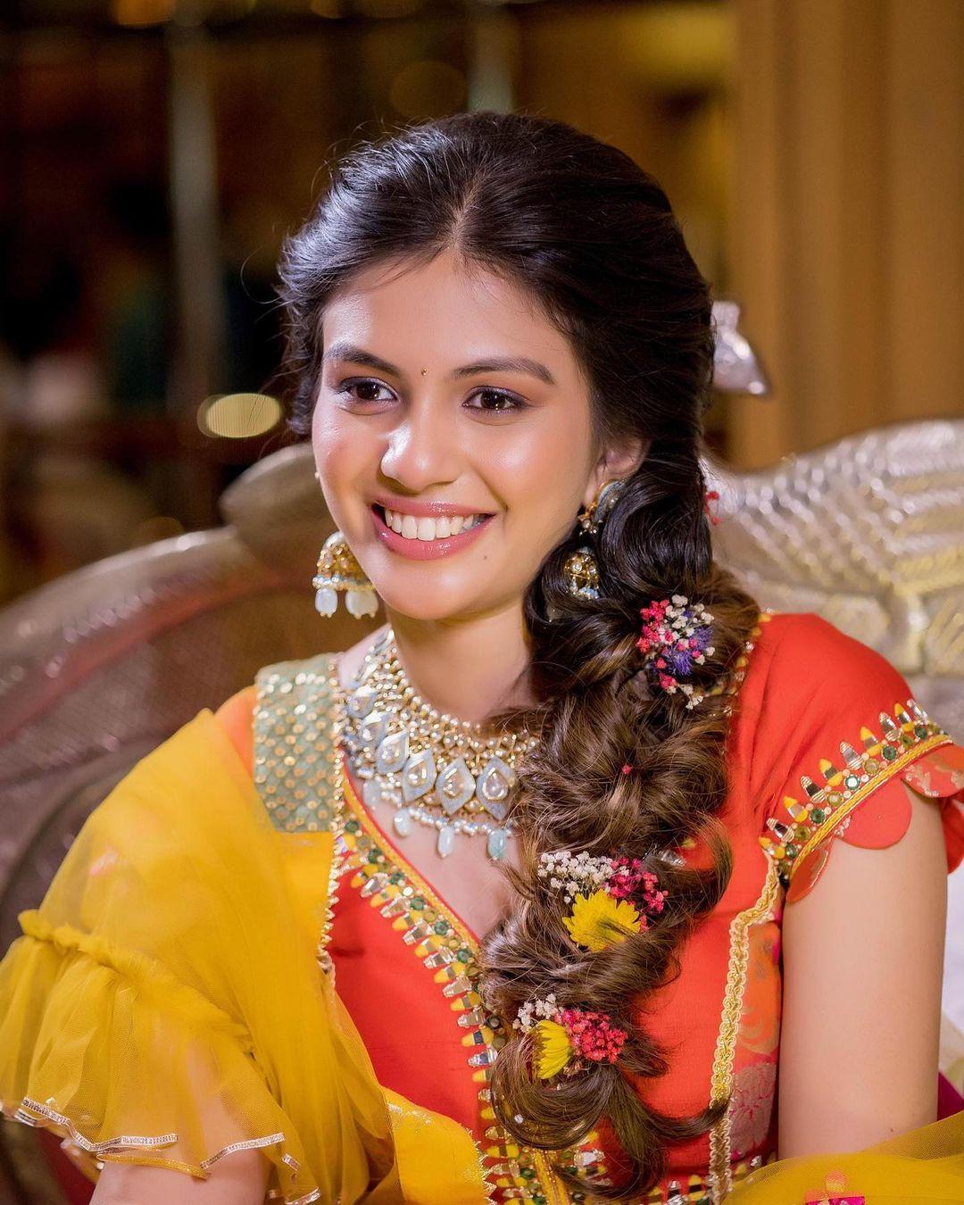 Gorgeous Alternative Of Regular Maang Tikka For The Bride | Bridal eye  makeup, Mehndi makeup, Bridal makeup looks