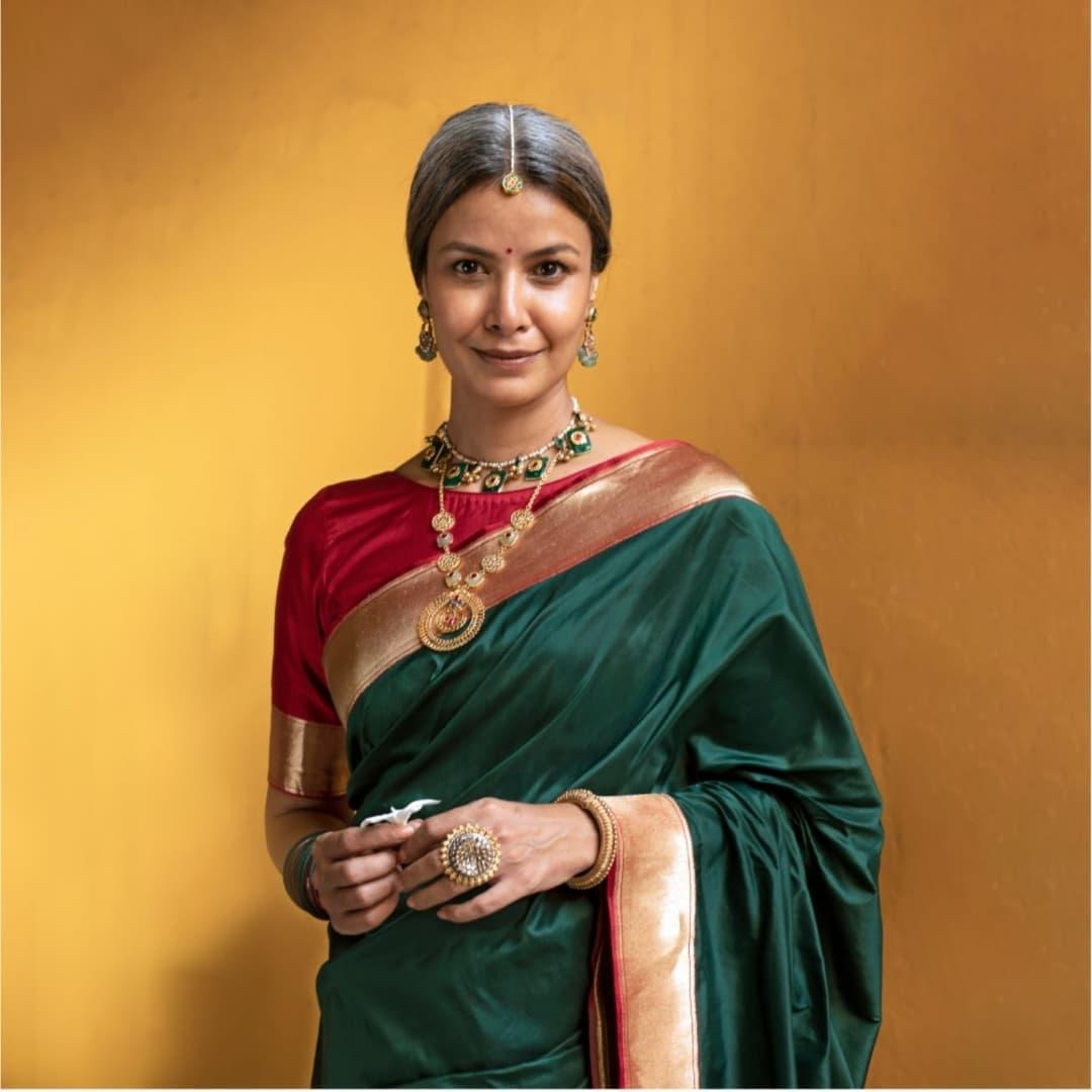 Buy Kelp Green & Red Banarasi Silk Saree With Blouse Piece online-Karagiri