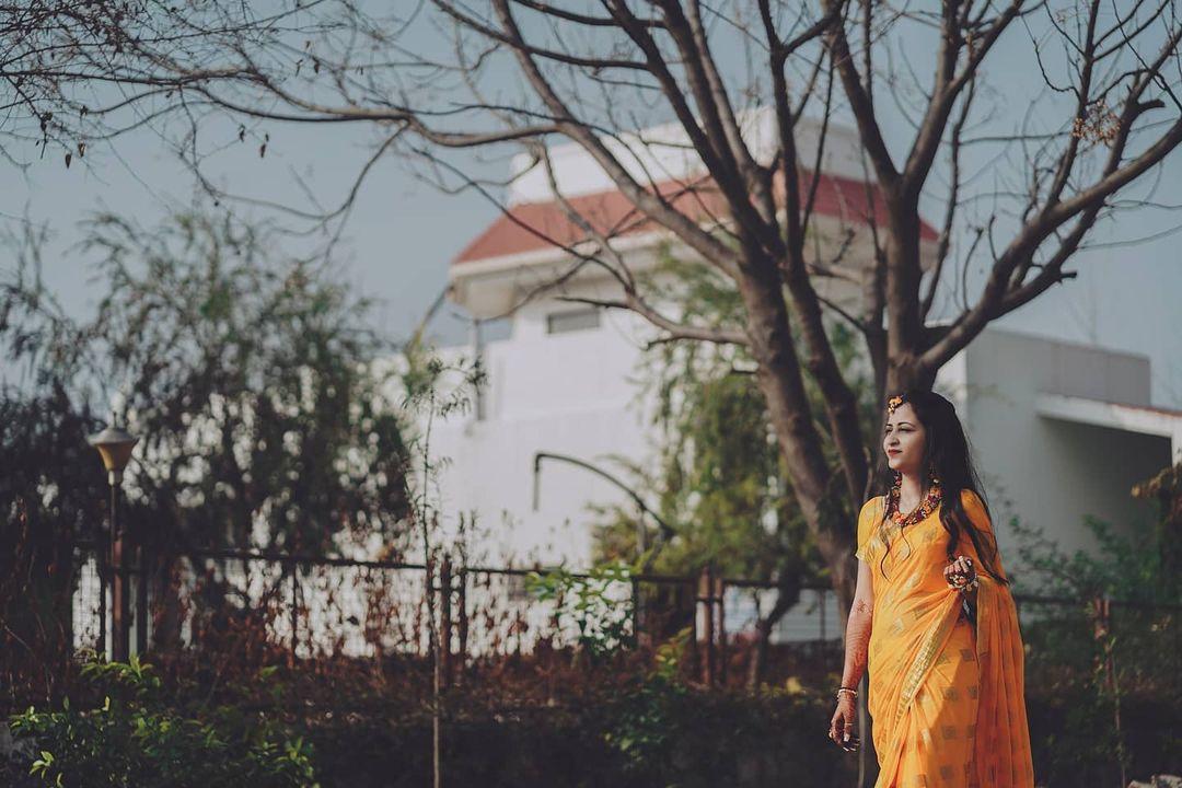 Keralaclicks™ on Instagram: “Inframe:@joyeeta.trisha ❣️ #endlessfaces  #igpodium_portraits #shutterstock #pixel_… | Saree poses, Girl photo poses,  Stylish photo pose