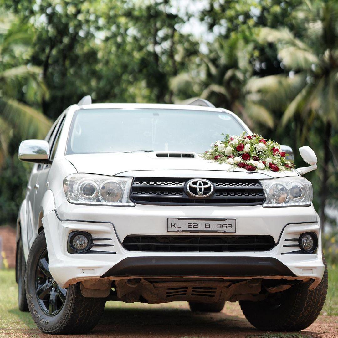 Update 53+ wedding car decoration fortuner latest - seven.edu.vn