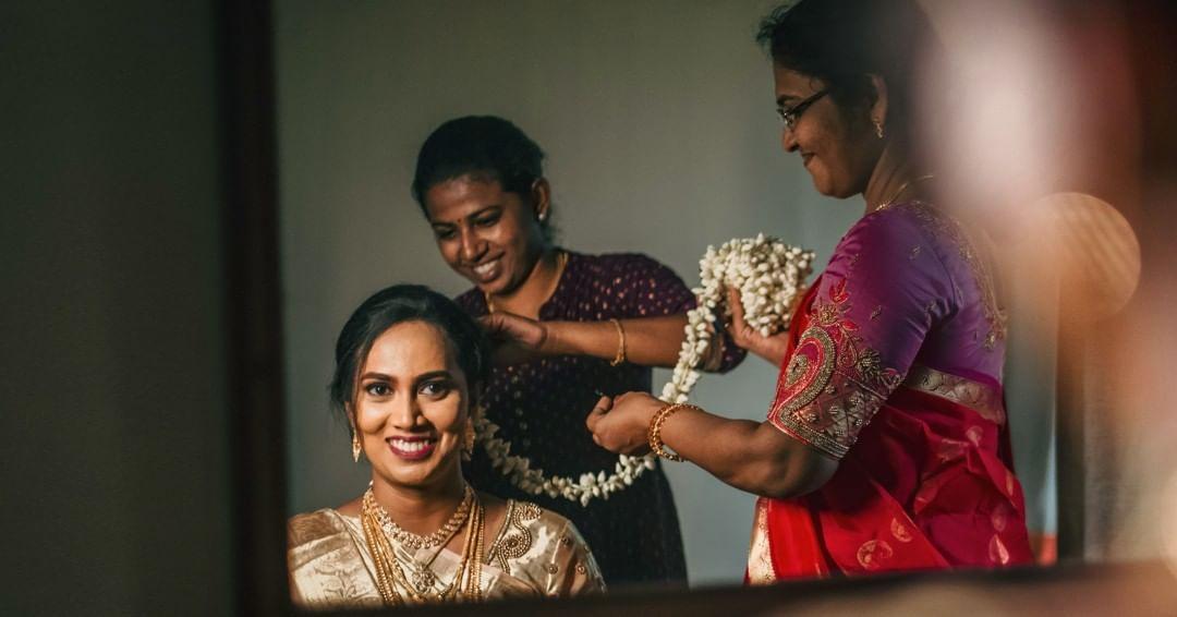 Trending #MehendiPoses Every Bride-To-Be Should Bookmark! | Bride photos  poses, Bride photography poses, Indian bride photography poses