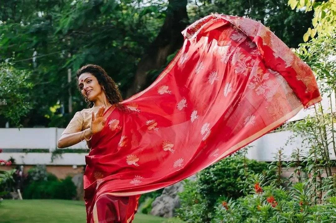 Poses in saree: Nauvari saree poses for Instagram-worthy pics (Standing and  Sitting) – News9Live