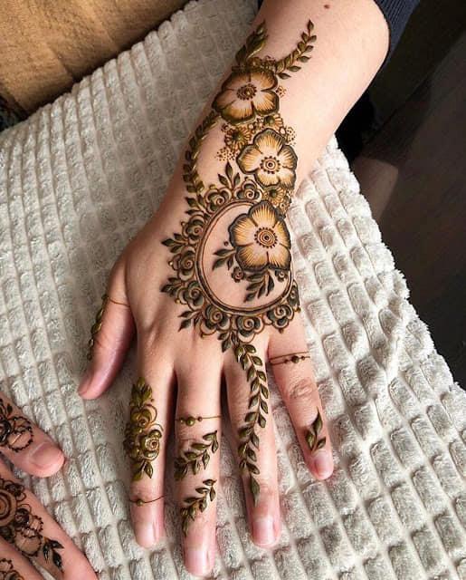 Arabic Henna Design For Back Hand! | Very simple mehndi designs, Mehndi  designs for beginners, Latest simple mehndi designs