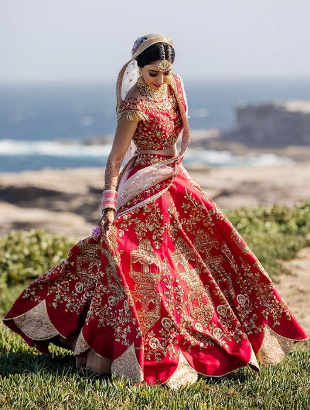 14 Prettiest Red Dupatta Designs to amp up your Bridal Lehenga |  WeddingBazaar | Red bridal dress, Bridal dresses pakistan, Bridal lehenga  red
