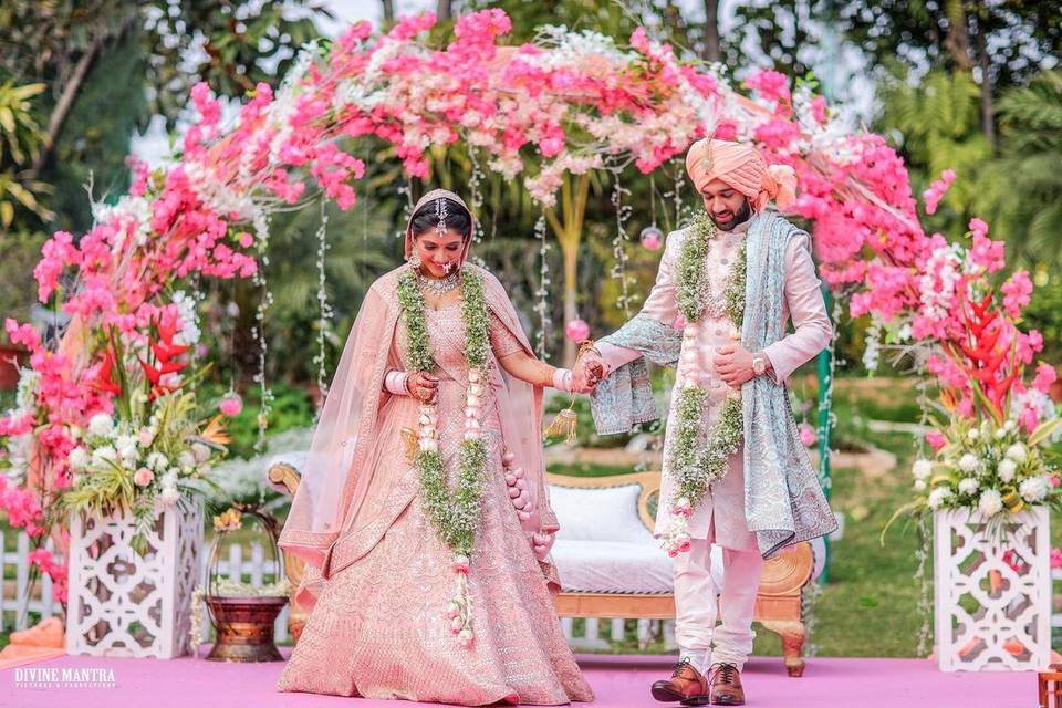 33+ Unique Outfit Combinations for Brides & Grooms! | WeddingBazaar |  Mehendi outfits, Indian wedding outfits, Couple outfits