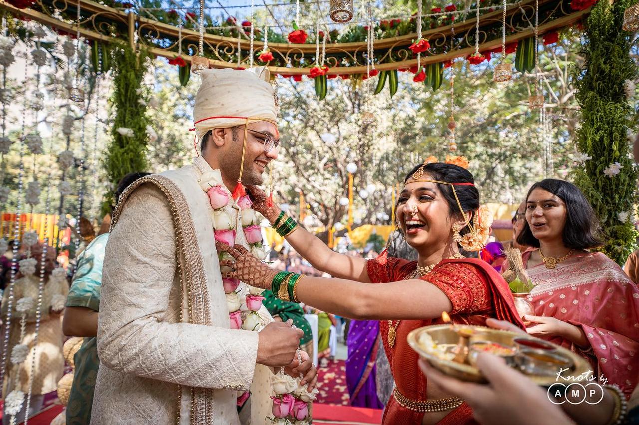 Maharashtrian Wedding: Rituals, Traditions & Customs for Marathi Marriage |  Couple wedding dress, Indian wedding outfits, Indian bride poses
