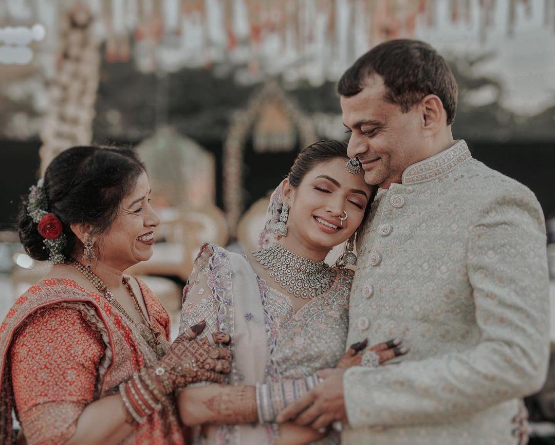 Ugh gr8 | Indian bride poses, Indian bride photography poses, Indian wedding  photography poses