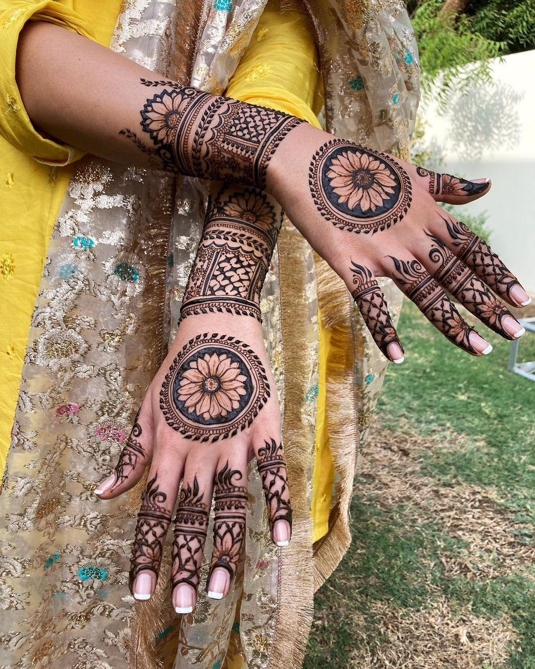 Last-Minute Karwa Chauth 2022 Mehndi Designs for Hands and Feet: Get Simple  and Beautiful Henna Patterns To Get Karva Chauth Vrat-Ready (Watch Videos)  | 🙏🏻 LatestLY