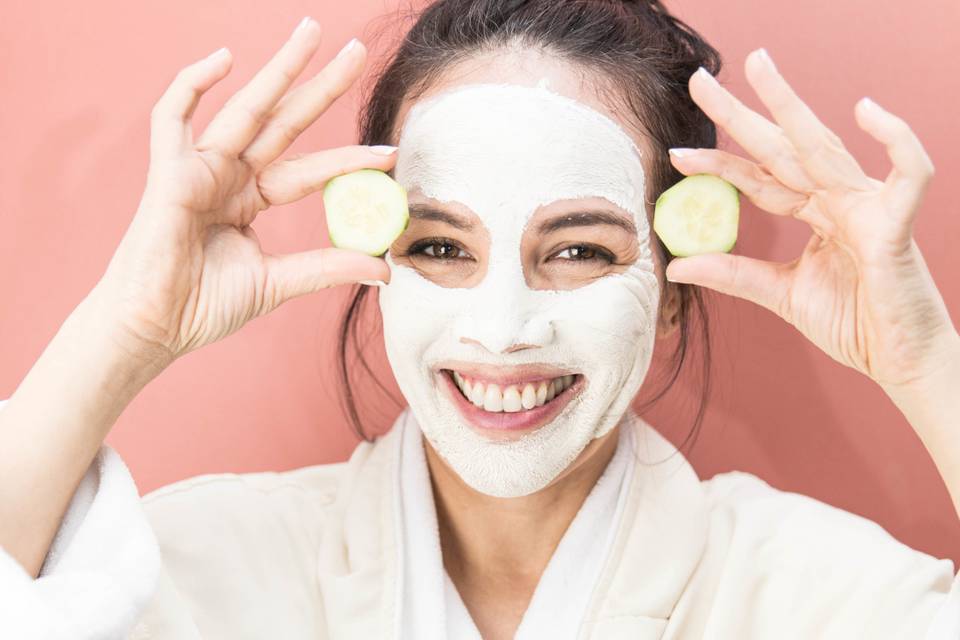 6 Quick & Easy Home Remedies for Glowing Face Before the D-day