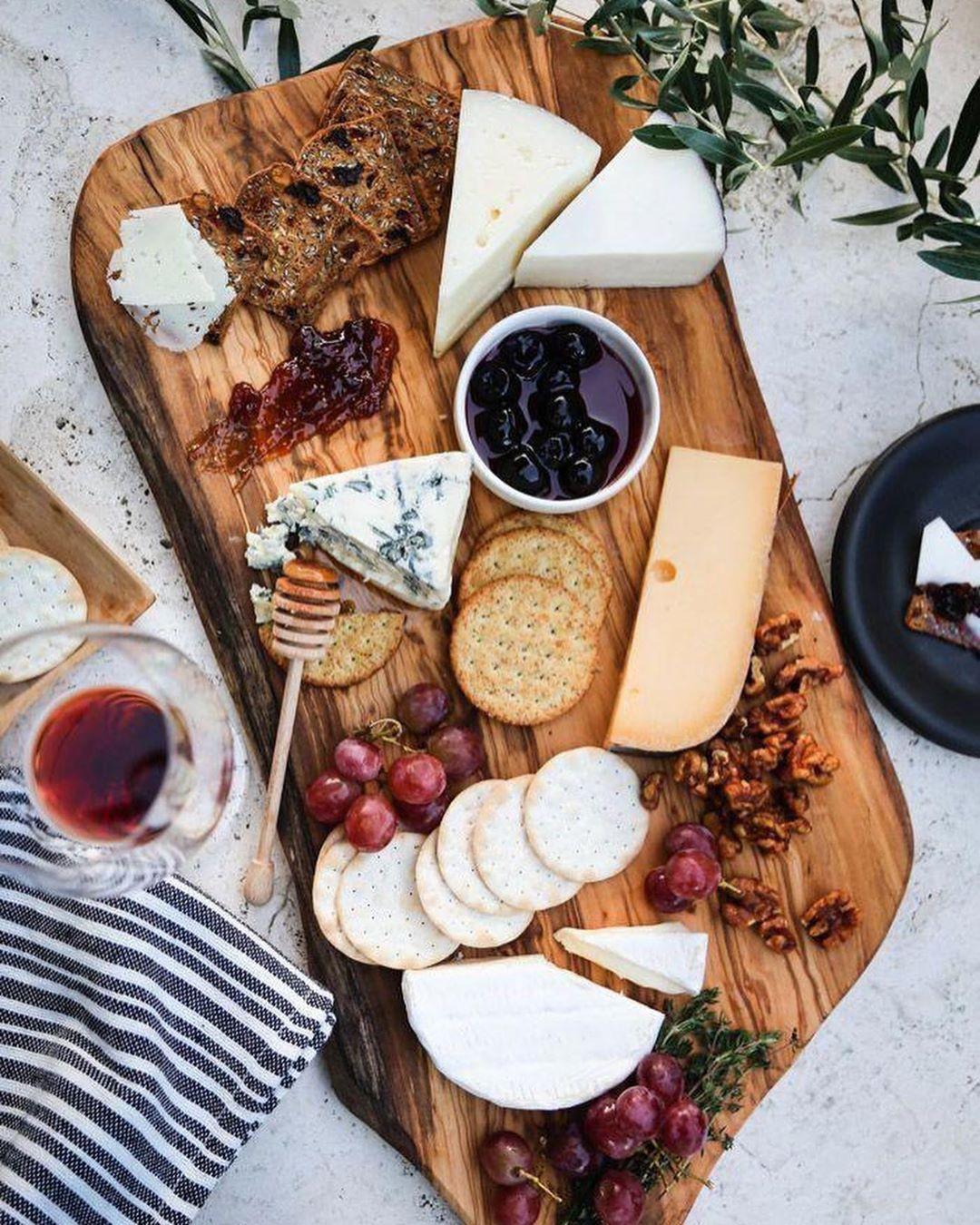 https://cdn0.weddingwire.in/article/1026/original/1280/jpg/46201-food-presentation-ideas-foodhall-woodenboards.jpeg