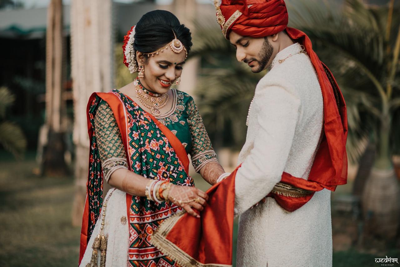 Pakistani Bride Radiated Indian Vibes In A Maroonish Red-Hued Saree Paired  With Golden Jewellery