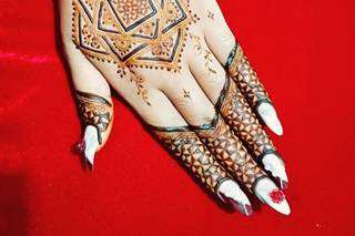 instagram stylish back hand mehndi designs