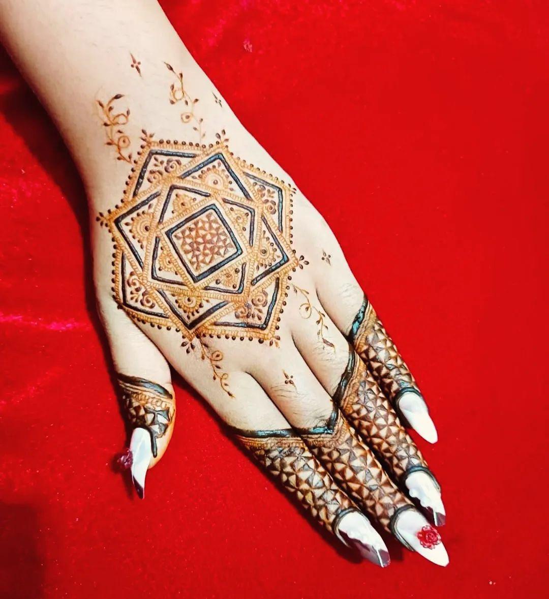 instagram stylish back hand mehndi designs