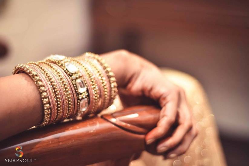 6 Gorgeous Wedding Bangles Every Bride Must Purchase Before Her Big Day, Get Ready to Dazzle the Walk down to the Aisle