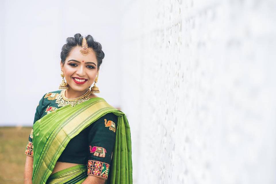 A PORTRAIT OF A MARATHI/MAHARASHTRIAN Bride dressed in traditional SAREE  Stock Photo - Alamy