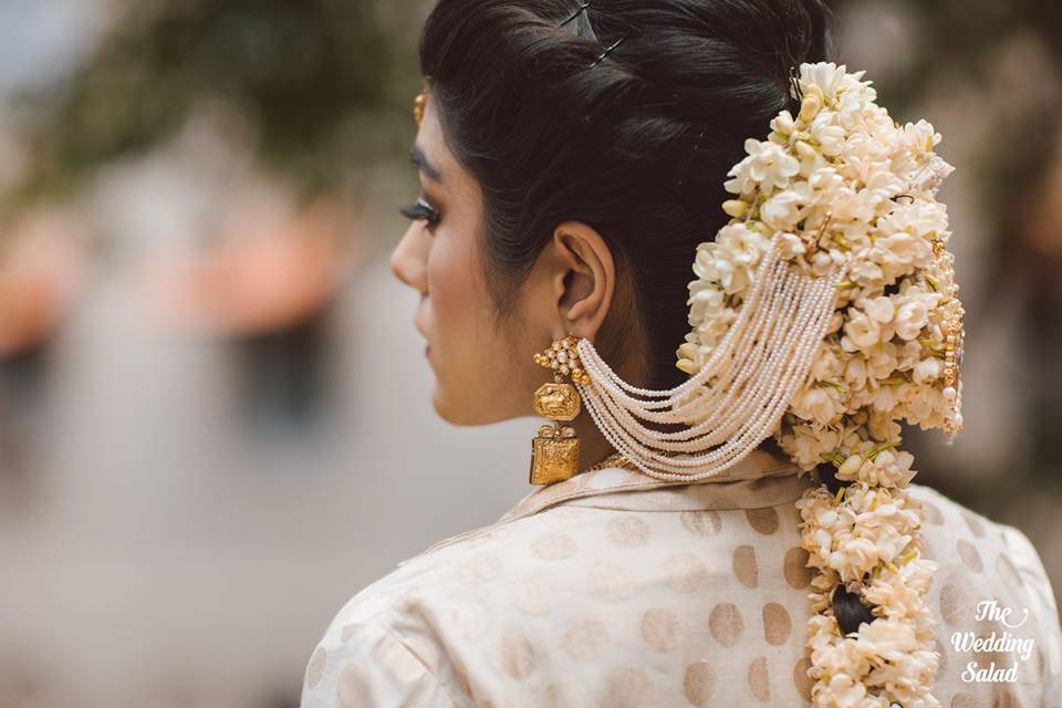 Top Gorgeous Bridal Hairstyles For Roka Ceremony | Roka ceremony outfits  for bride, Indian wedding hairstyles, Glamorous hair