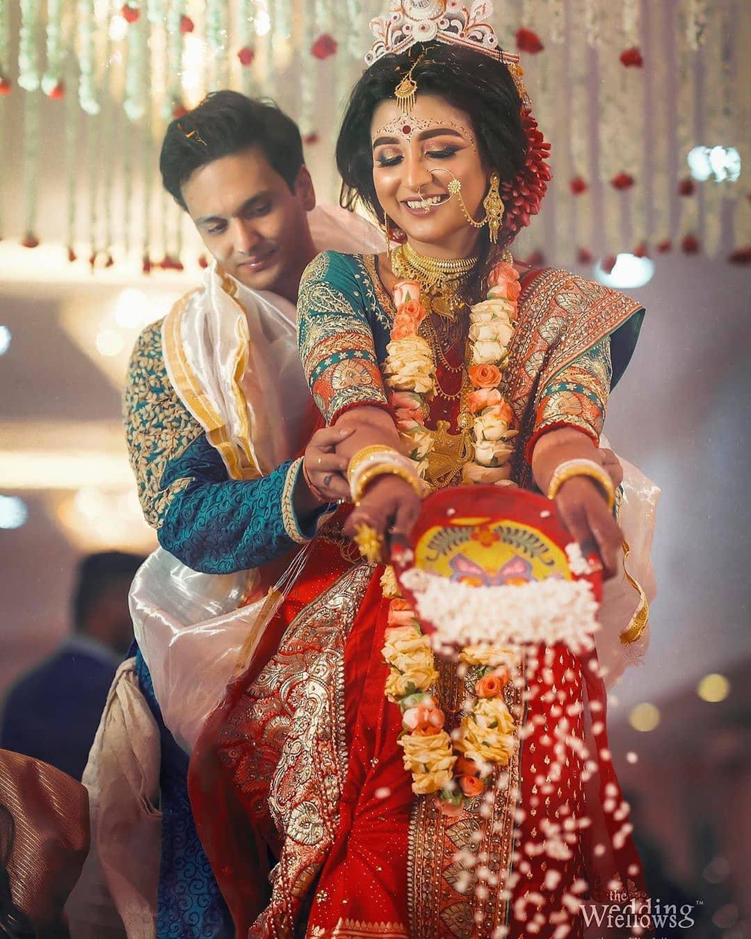 Bengali wedding ceremony. Photo: @balerinafilms Bride outfit:  @taruntahiliani @bride_tarun_tahiliani @studioeast6 Henna:… | Instagram