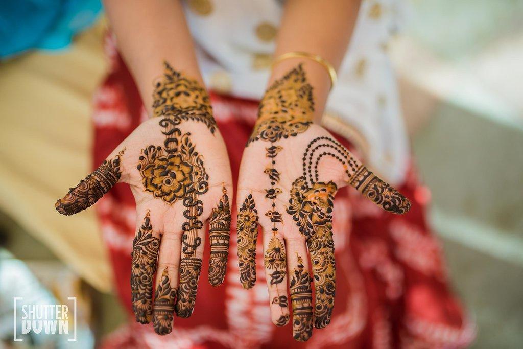 An Indian bride showing her hand's mehndi tattoos design 31703243 Stock  Photo at Vecteezy