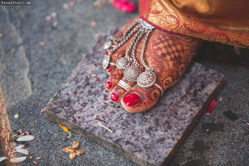 Exquisite Toe Ring Designs to Steal the Millennial Bride's Heart