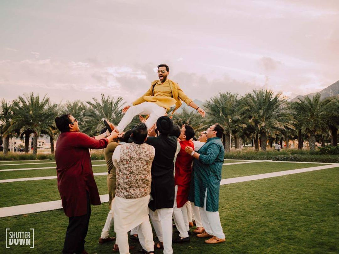 Groomsmen with bridesmaids and wedding couple posing in the garden outdoors  Stock Photo - Alamy