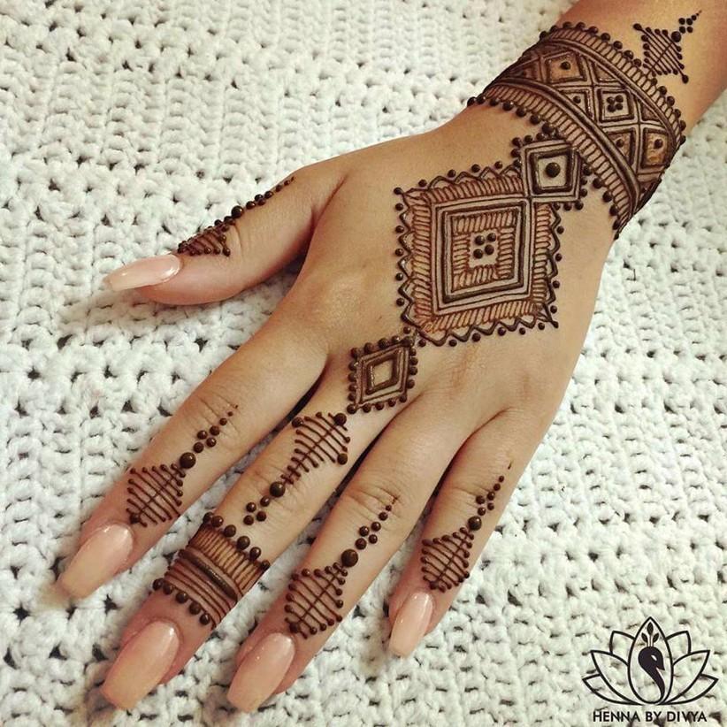 25 Simple Henna Hand Designs For Beginners - 2023 | Fabbon