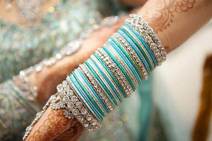 WHAT KIND OF JEWELLERY TO WEAR WITH SAREE. MATCHING BANGLES WITH SAREE