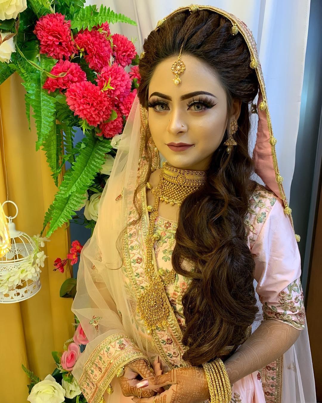 10 Best Hairstyles for Bride on Her Mehndi Ceremony 2023 | Mehndi hairstyles,  Indian hairstyles, Pakistani bridal hairstyles