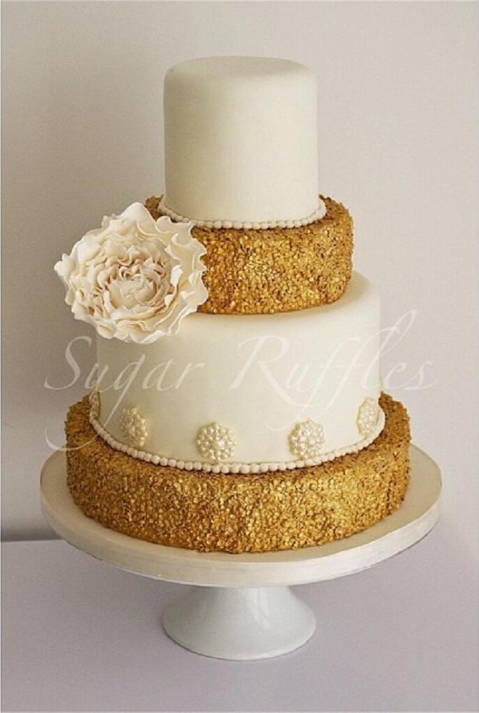 9 Happy Wedding Anniversary Cake Images in White for Pure Elegance