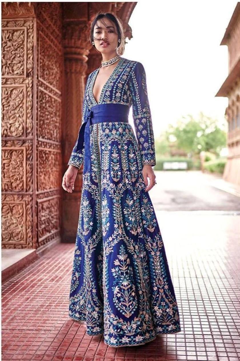 https://cdn0.weddingwire.in/article/1474/original/1280/jpg/4741-party-wear-western-gown-anita-dongre-deep-v.jpeg