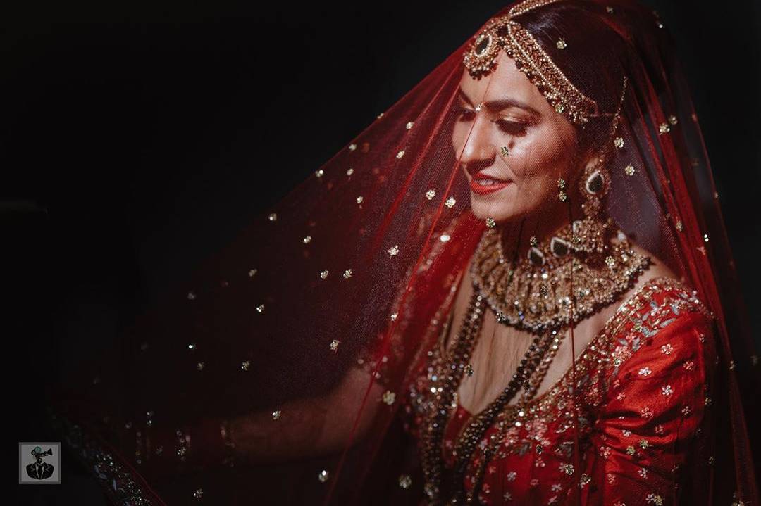 Real Brides Slaying Their Open Hairstyles With Maang Tikka Or Matha Patti –  ShaadiWish