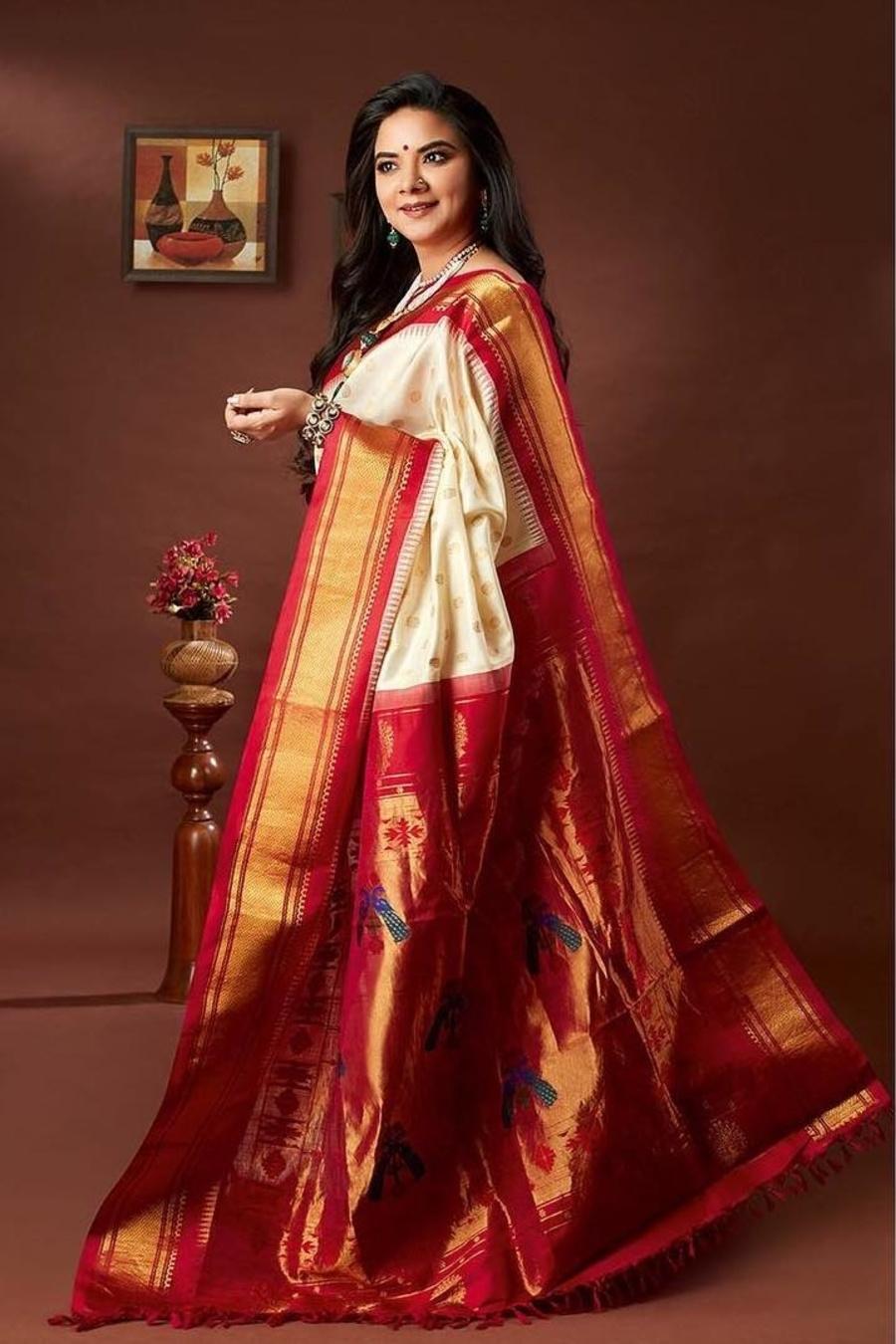 Off White Handloom Paithani Pure Silk Peacock Design Saree - Luxurionworld  – Luxurion World