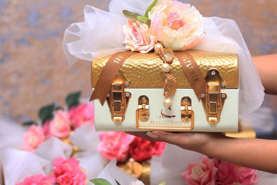 7 Personalised & Unique Gifts for Bride That She'll Love Immensely