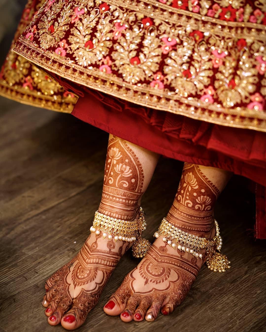 Mehendhi Aura - Simple bridal feet for Richa 🌷 . . . #hennaartist  #mehndiartist #hennadesigns #mehndidesigns #hennatattoo #redhenna  #hennastain #hennapattern #payal #bridaljewelry #jewelry #anklet  #bridalaccessories #weddingstyle #bridalfashion ...