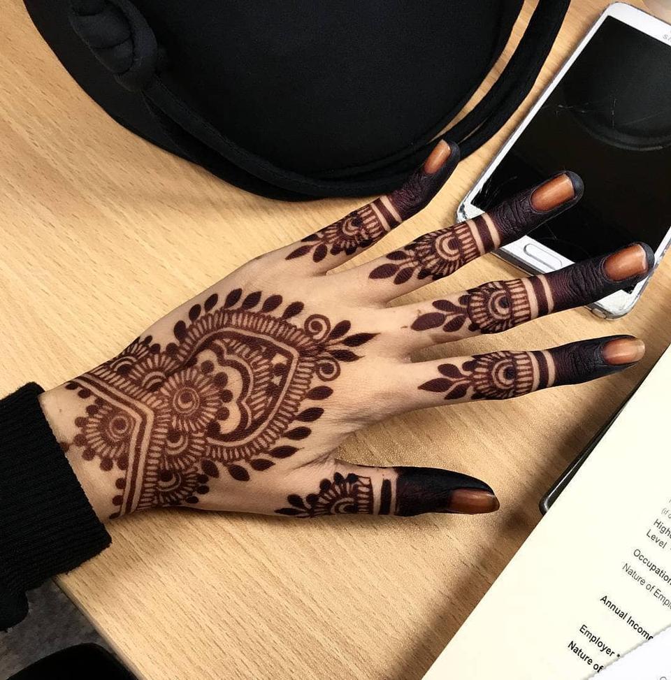 30+ Short Mehndi Designs for the Bride Who Loves All Things Minimal