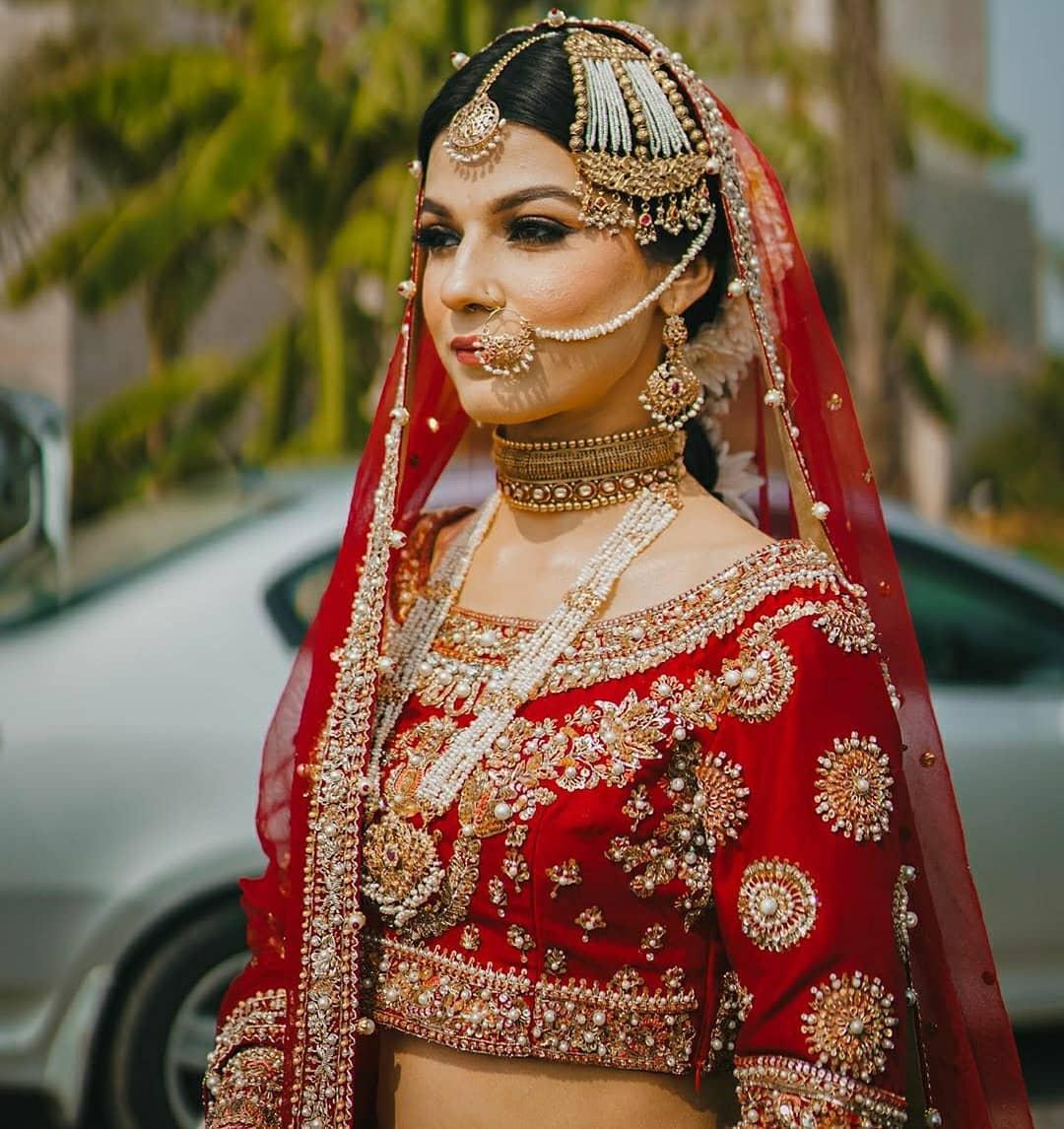 Bridal jewellery deals with red lehenga