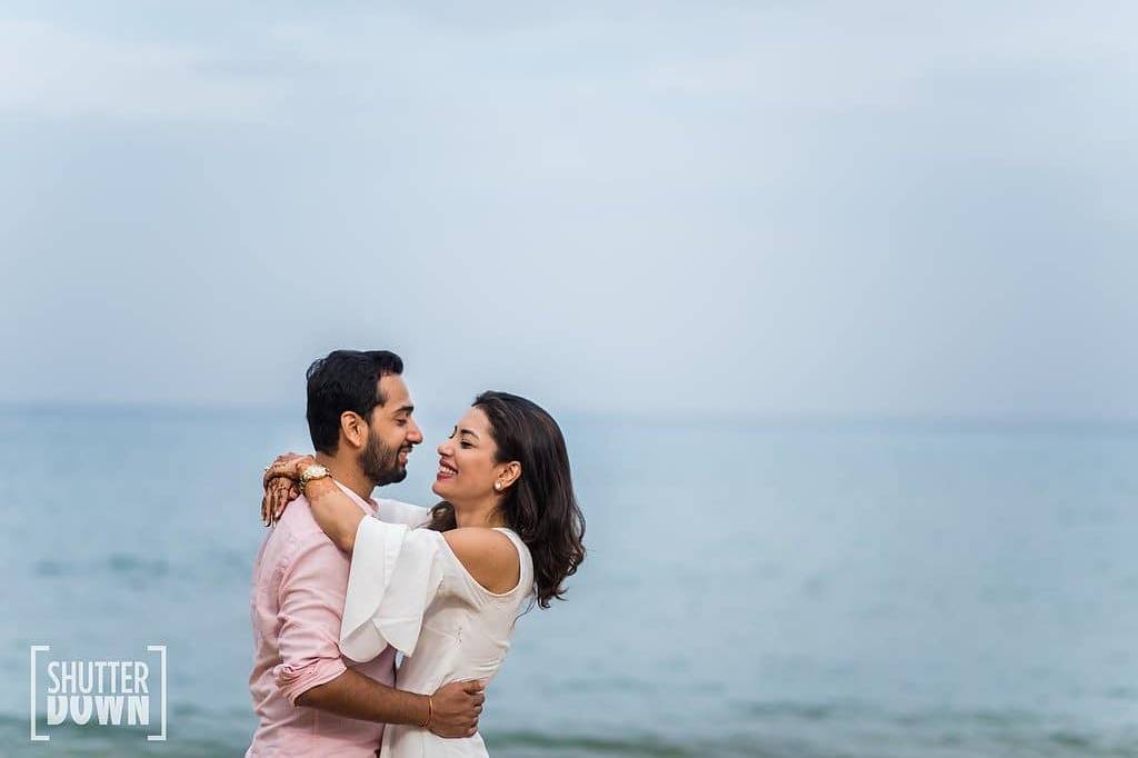 Shaadiwish Inspirations and Ideas | Couple%20pose%20in%20the%20sea